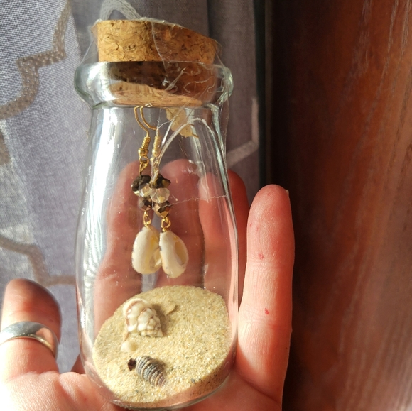 Nwot handcrafted shell dangle earrings for pierced ears gold tone - Picture 2 of 4